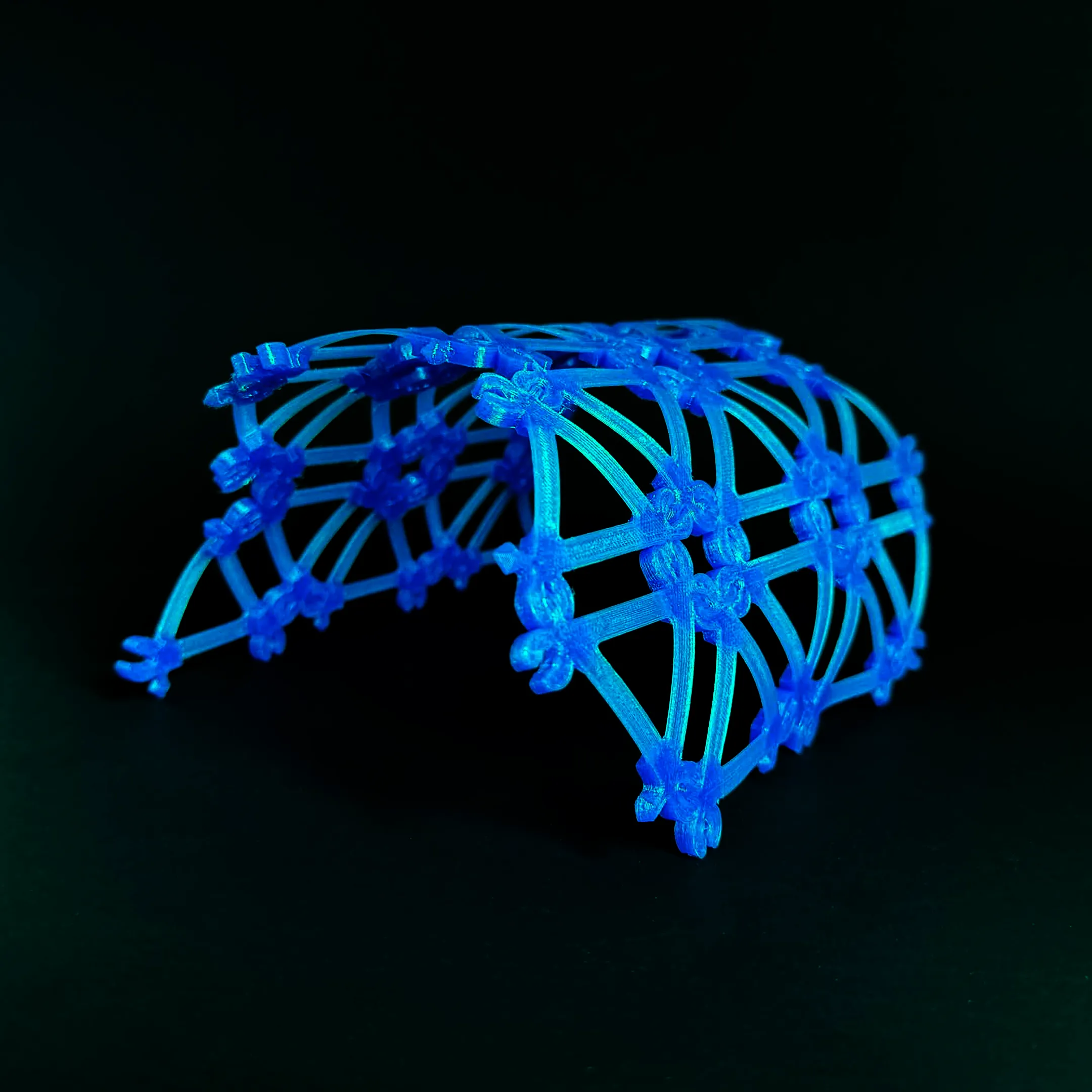 A curved Compliagon structure with blue connection points describing a smooth bend.